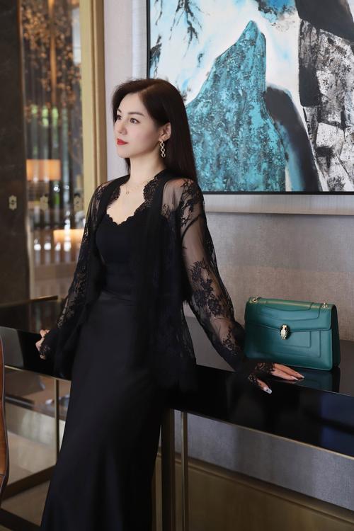 白嫩美女黑色蕾丝视频在线播放,在这里等你遇见