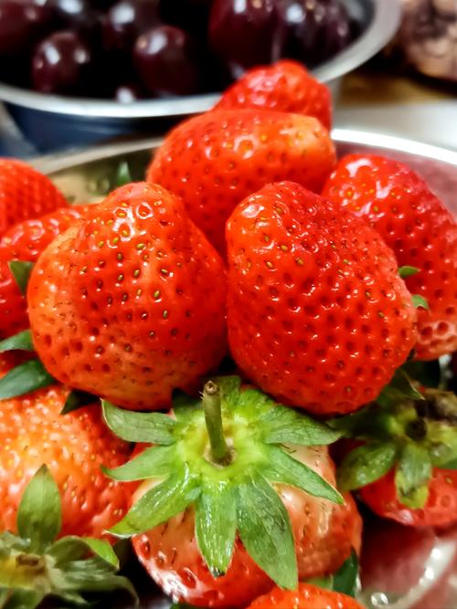 深夜草莓发起了多人运动全是年轻人喜欢的，网友：别错过啦！