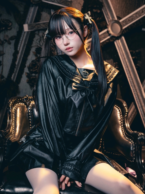 《寂静岭f》中的女主角经过超高还原度的COS展示：年轻学生变身为水管战神的JK女神！

