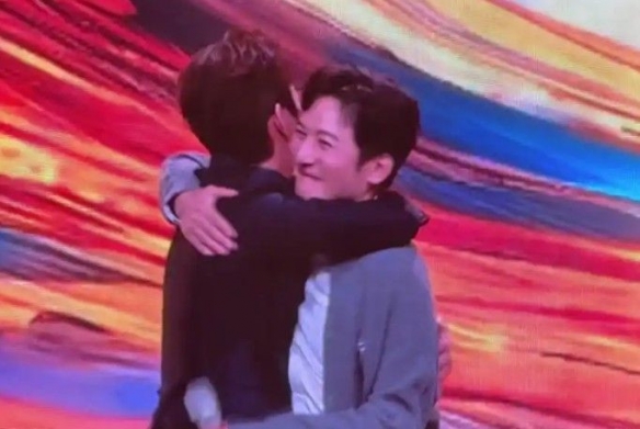 欢迎归来！李维嘉重返湖南卫视，与何炅、汪涵紧紧相拥流泪