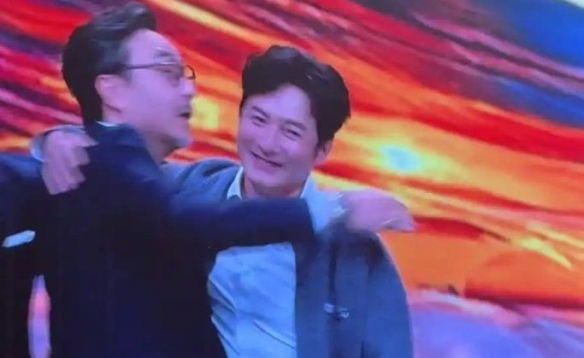 欢迎归来！李维嘉重返湖南卫视，与何炅、汪涵紧紧相拥流泪