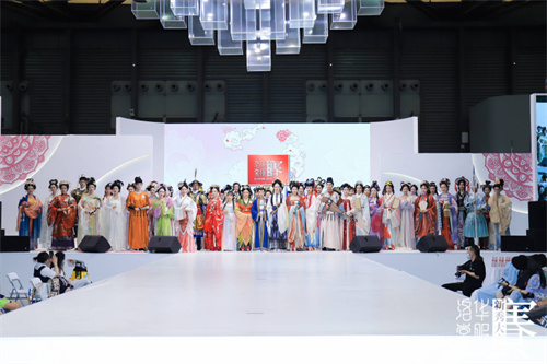 2025年ChinaJoy洛裳华服·新秀大赛的承办招标正式开启，期待各方企业积极参与。  
