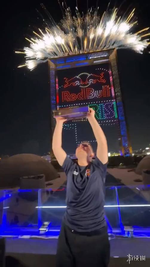 璀璨夜空巨作!三千架无人机共同呈现立体版《俄罗斯方块》方块雨景观
璀璨夜空巨作!三千架无人机共同呈现立体版《俄罗斯方块》方块雨景观