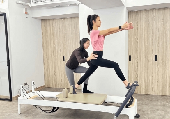 年届五旬的林心如素颜专注练习普拉提，身着运动装，动作轻盈优雅，展现出自信与优雅并存的姿态。

