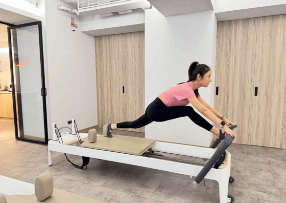 年届五旬的林心如素颜专注练习普拉提，身着运动装，动作轻盈优雅，展现出自信与优雅并存的姿态。

