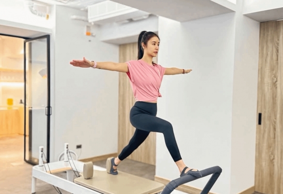 年届五旬的林心如素颜专注练习普拉提，身着运动装，动作轻盈优雅，展现出自信与优雅并存的姿态。

