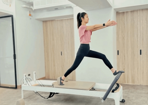 年届五旬的林心如素颜专注练习普拉提，身着运动装，动作轻盈优雅，展现出自信与优雅并存的姿态。

