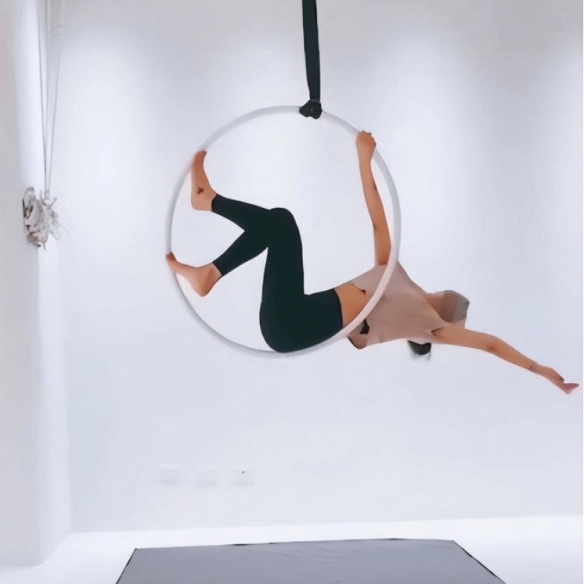 年届五旬的林心如素颜专注练习普拉提，身着运动装，动作轻盈优雅，展现出自信与优雅并存的姿态。

