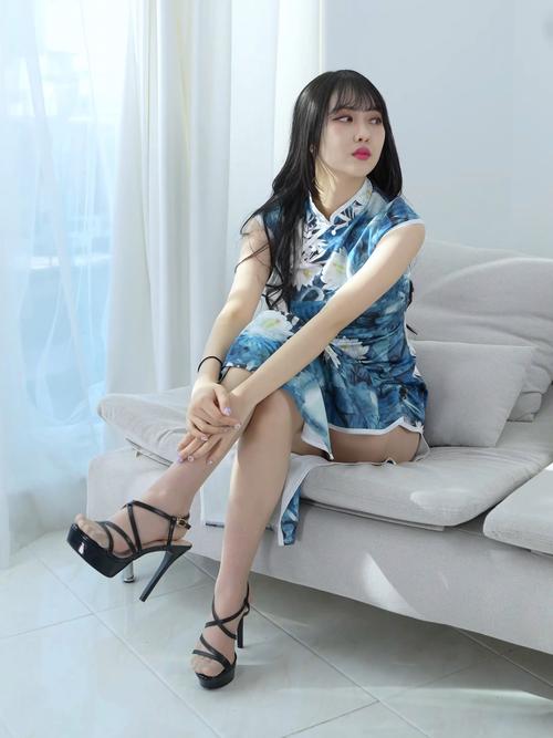 美女穿旗袍丝袜流白浆视频