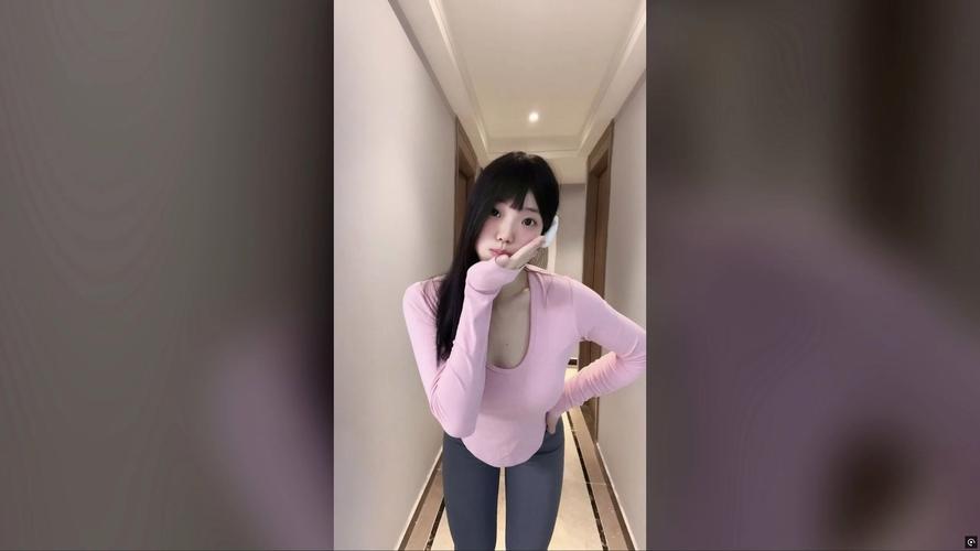 嫩模被啪得呻吟不断水蜜蜜